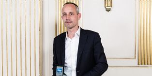 Romain Voog, DG France Amazon recevant son prix de l'Enseigne préférée 2013 selon le classement OC&C