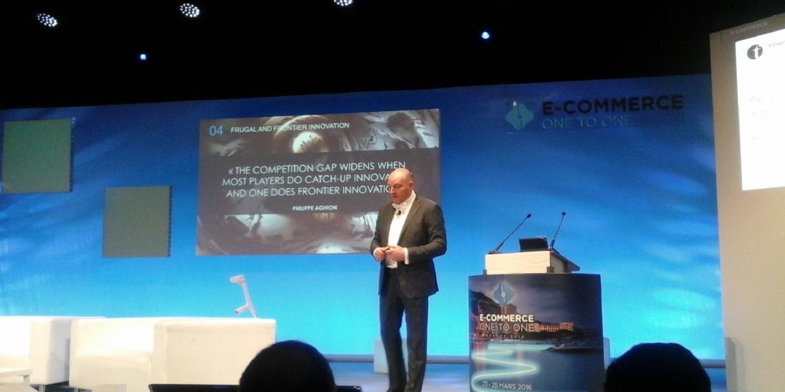 Frédéric Bellier, directeur général de RadiumOne, sur la scène du Forum Grimaldi au One to One Monaco.