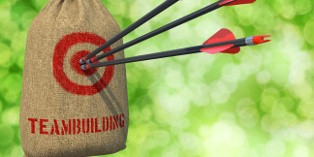 Avec le teambuilding, les collaborateurs réapprennent l'entraide pour relever les défis de l'entreprise.