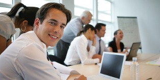 Le contrat de professionnalisation est dédié aux jeunes de moins de 25 ans et aux demandeurs d'emploi.